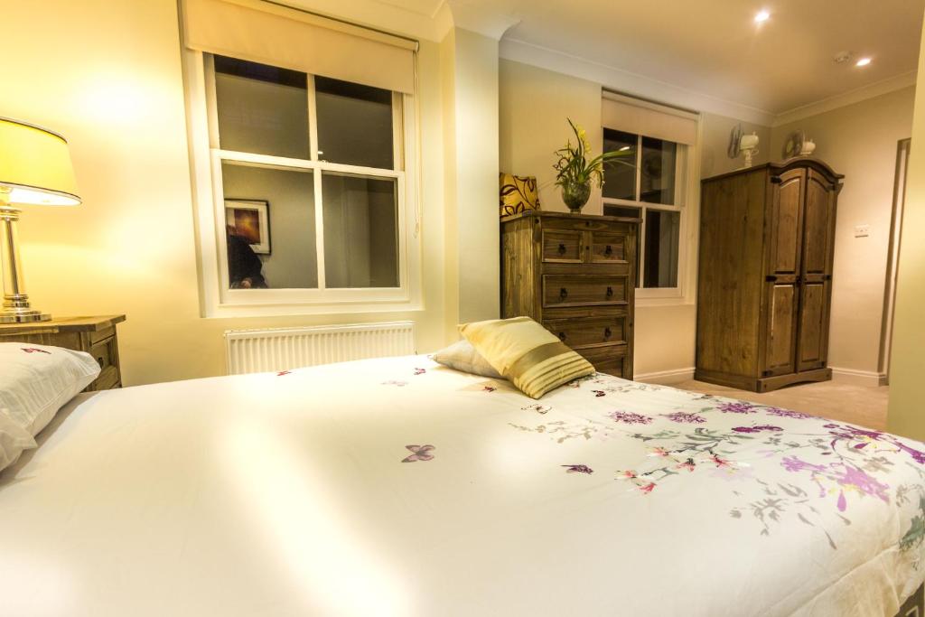 Spacious Two Bedroom Apartment in Westminster room 3