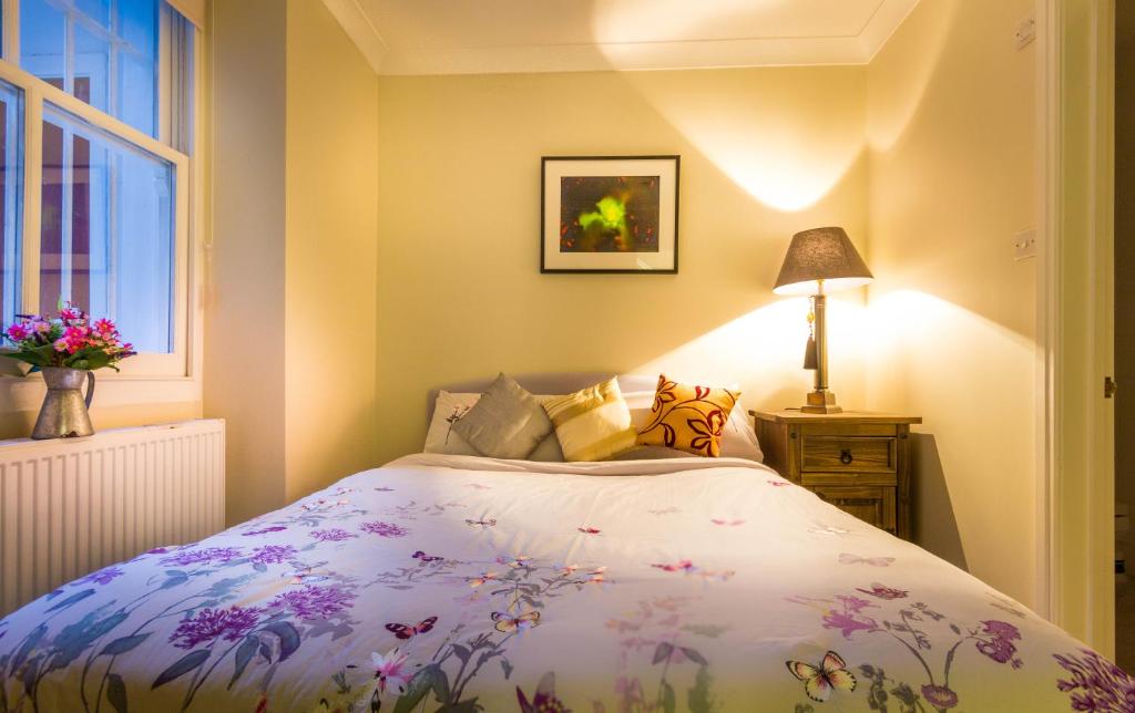 Spacious Two Bedroom Apartment in Westminster room 4