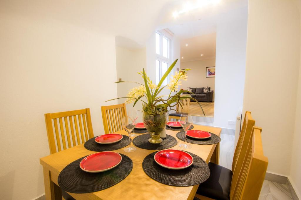 Spacious Two Bedroom Apartment in Westminster room 6